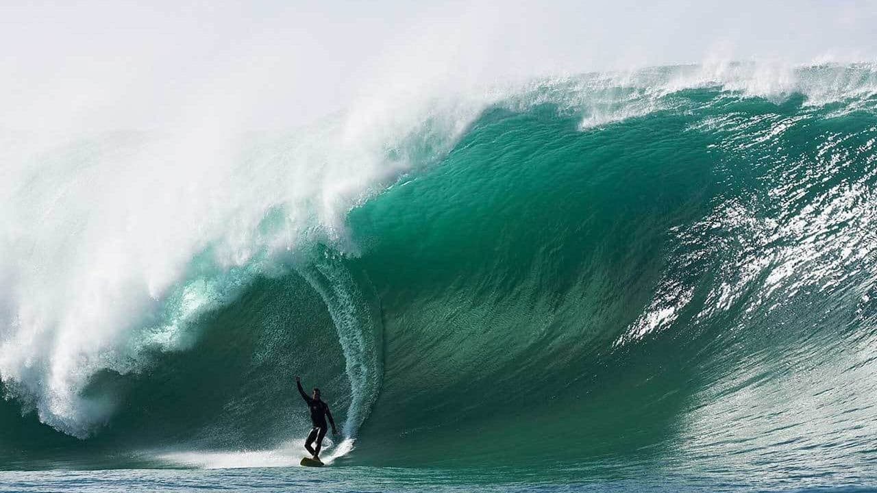 Backdrop de Riding Giants: No Limite da Emoção